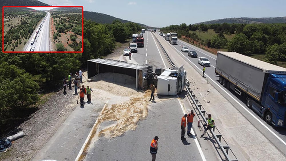 Kum yüklü TIR yan yattı. Trafik arapsaçına döndü