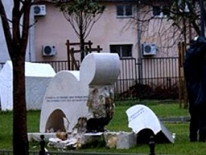 Bosna'da şehit anıtına saldırı