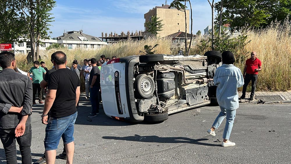 Maltepe'de devrilen araçtan böyle kaçtı