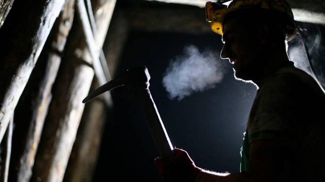 Kömür madeninde patlamada 14 işçi mahsur kaldı