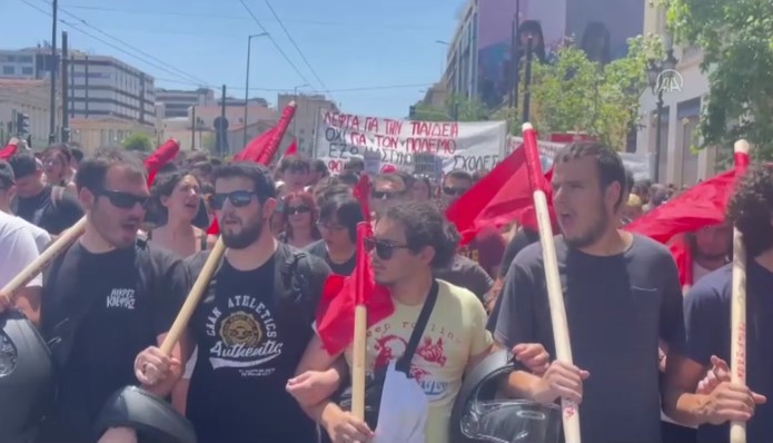 Üniversite öğrencileri polis şiddetini protesto etti