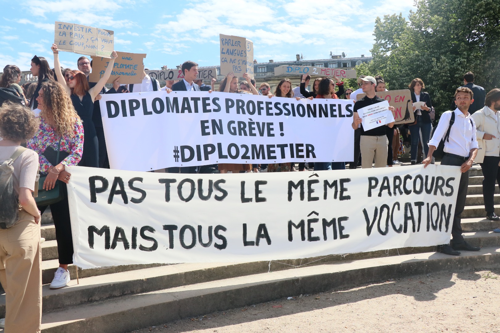 Fransız diplomatlar sokağa indi ülke tarihinde ikinci kez grev yaptılar
