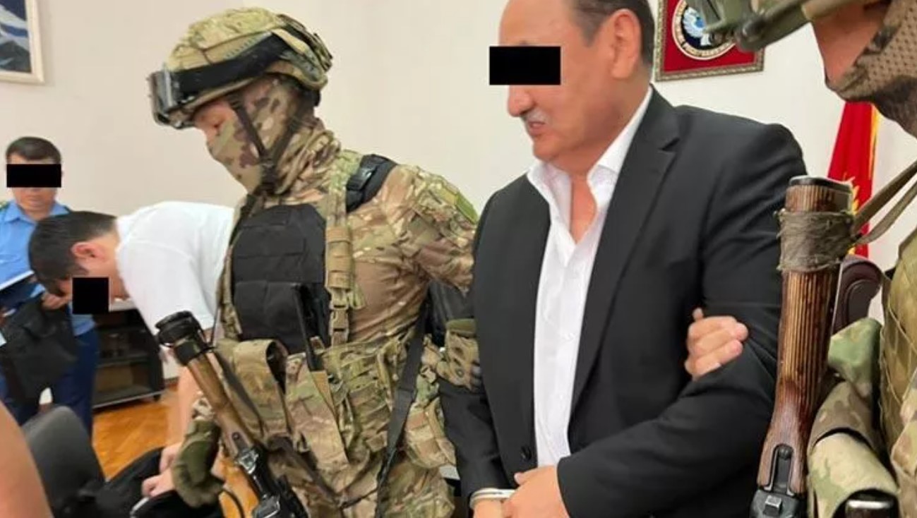 Kırgızistan Sağlık Bakanı Beyşenaliyev makam odasında gözaltına alındı