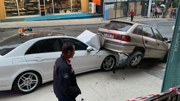 Kaza sonrası park halindeki otomobiller yer değiştirdi: 2 yaralı