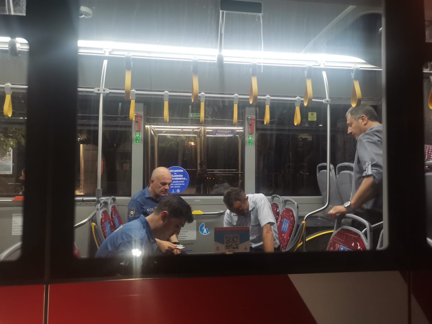 İçinde yolcular bulunan belediye otobüsüne mermi isabet etti