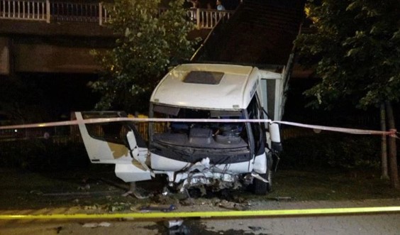 İzmir'de feci kaza: 1 kişi öldü, 5 kişi yaralandı