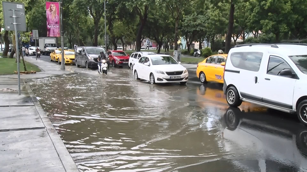 Balat’ta yağmur sonrası cadde göle döndü