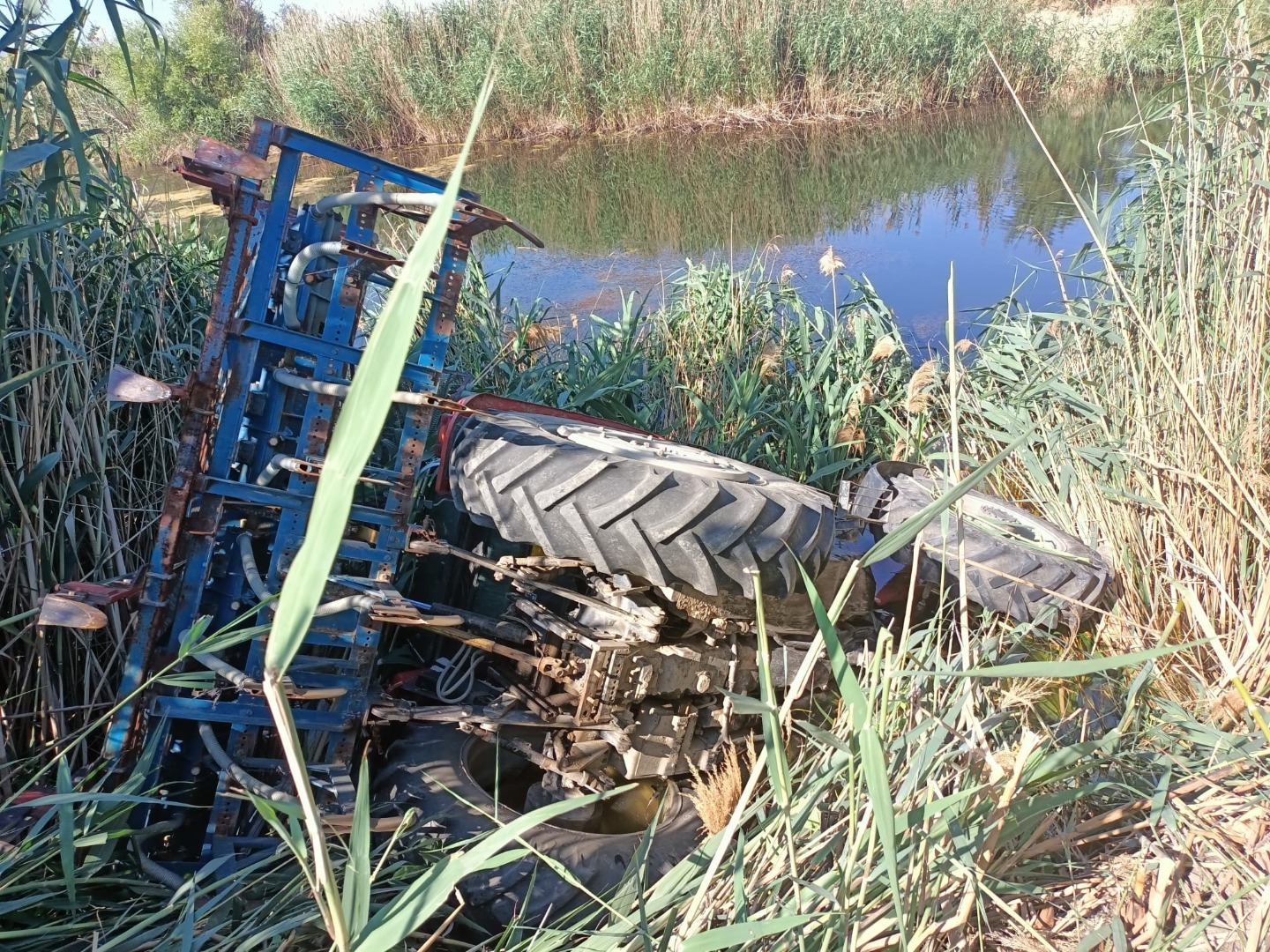Sulama kanalına devrilen traktörün sürücüsü hayatını kaybetti