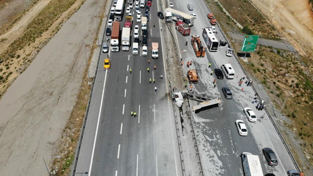 Pendik'te çimento yüklü kamyonla tır çarpıştı: 3 ağır yaralı