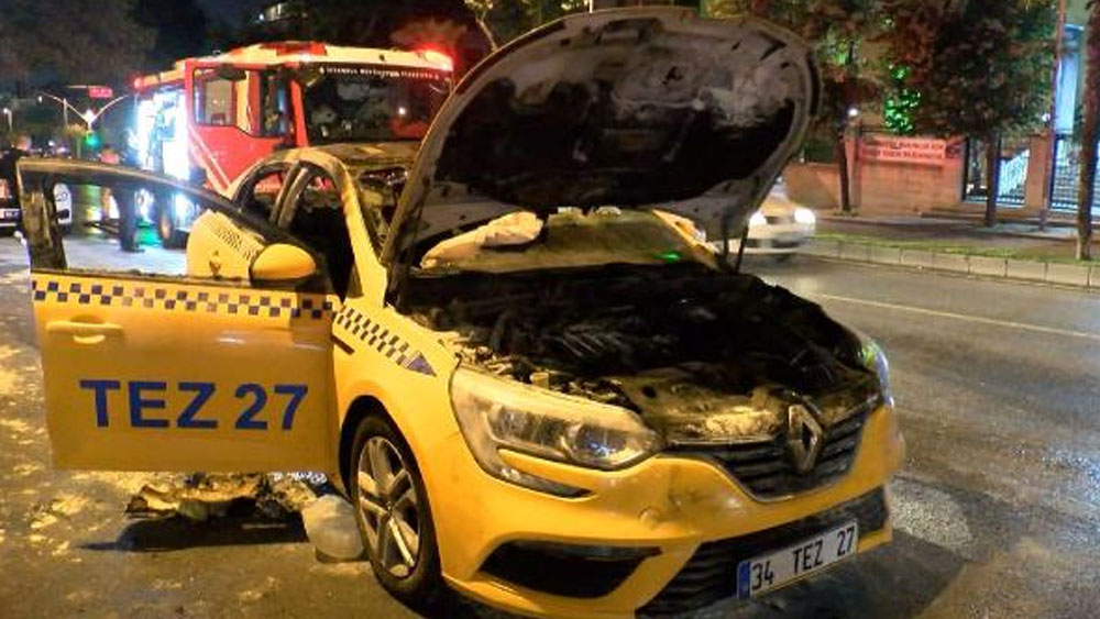Bahçelievler'de taksi alev alev yandı