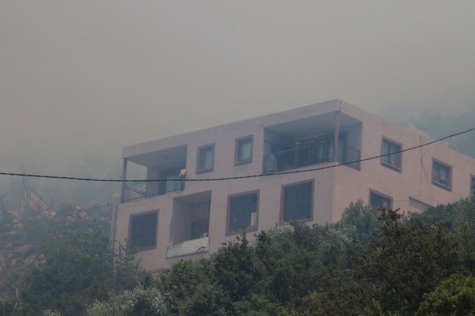 Antalya'da makilik alanda çıkan yangına müdahale ediliyor
