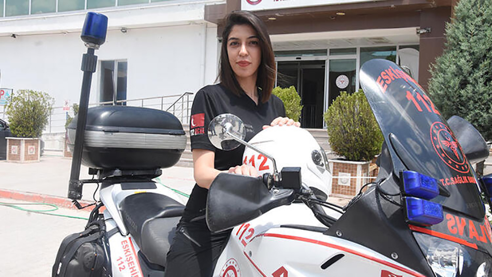 Vakalara 3 dakikada ulaşıyor! Türkiye’nin tek motosikletli kadın ATT’si...