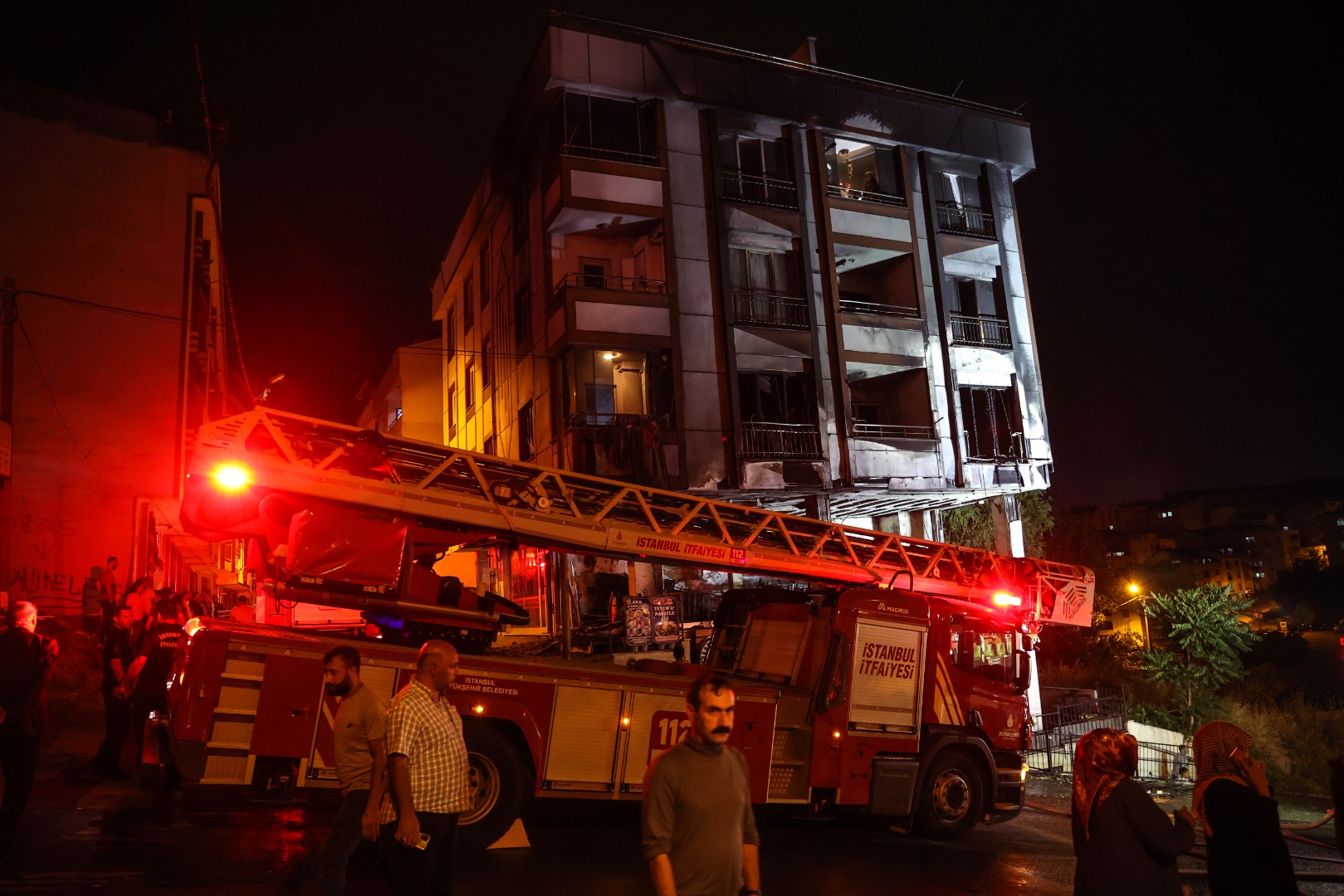 Esenyurt’ta çıkan yangında 4 katlı bina kullanılmaz hale geldi
