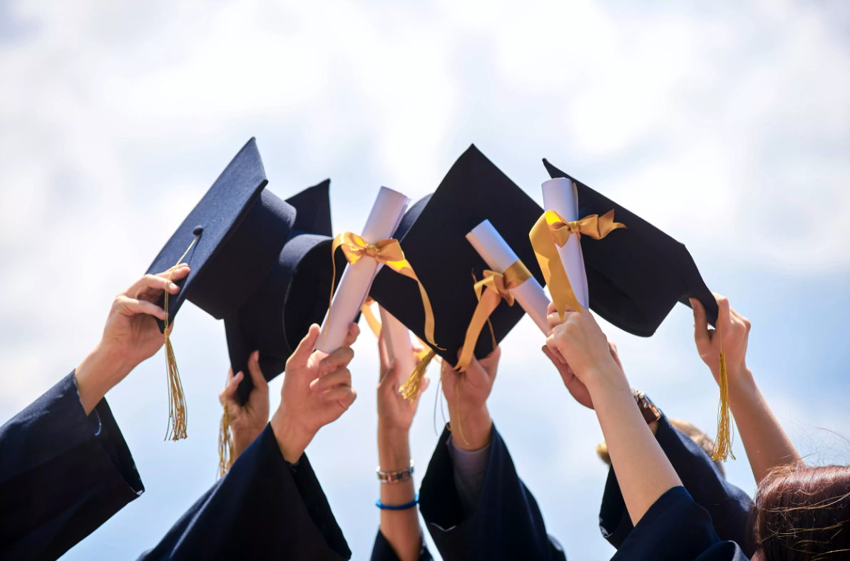 Üniversite mezunları diplomalarını yeterli bulmuyor. Bilgiler eriyor