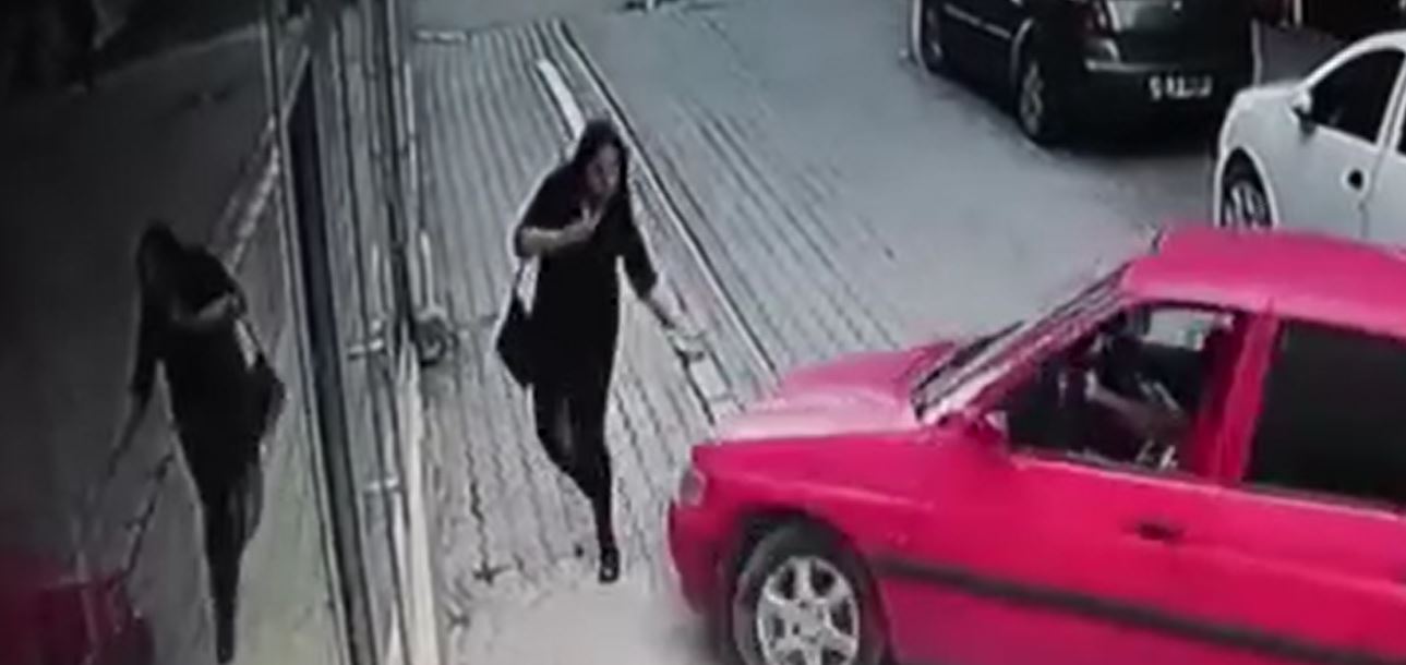 Sürücü yürüyen kadını otomobiliyle vitrinden içeri soktu 