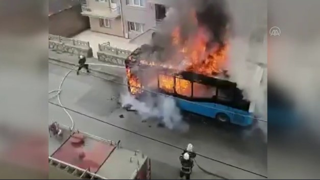 Halk otobüsü cayır cayır yandı