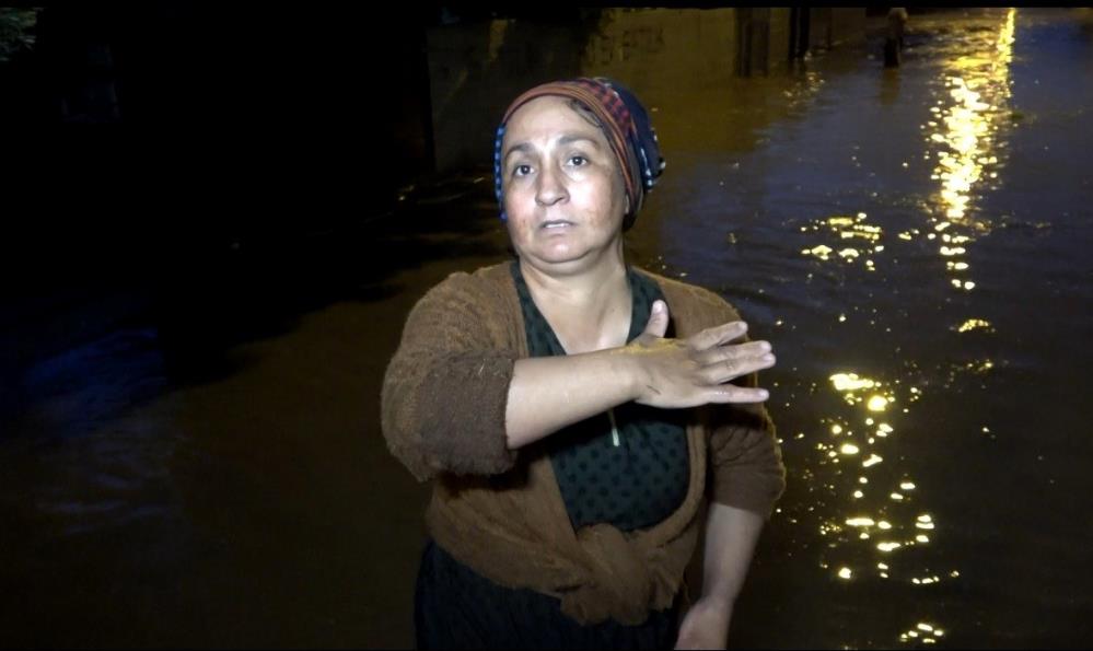 Bakkaldan döndüğünde evine sel suları dolan kadın çocuklarını kurtardı