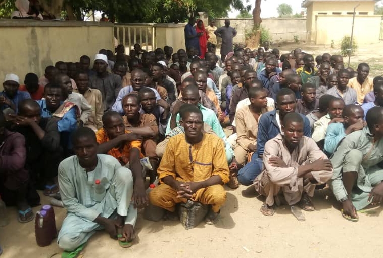 Nijerya'da 204 terör örgütü Boko Haram üyesi teslim oldu