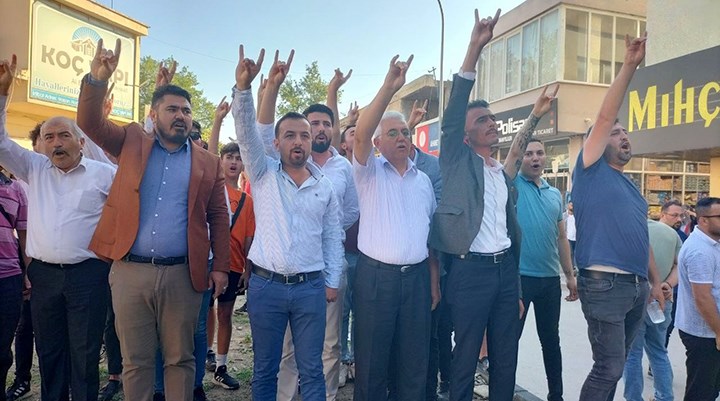 MHP'lilerden Davutoğlu'na protesto