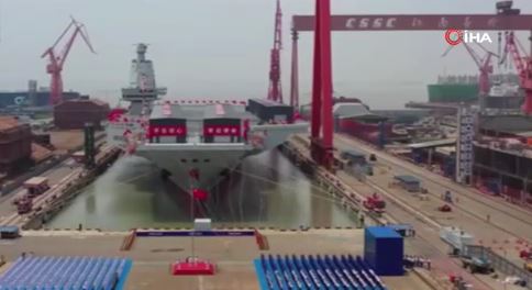 Çin'in 3'ncü uçak gemisi 'Fujian' Şanghay'da denizle buluştu
