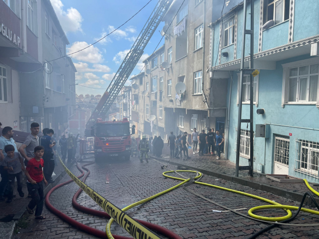 Arnavutköy'de çatı yangını