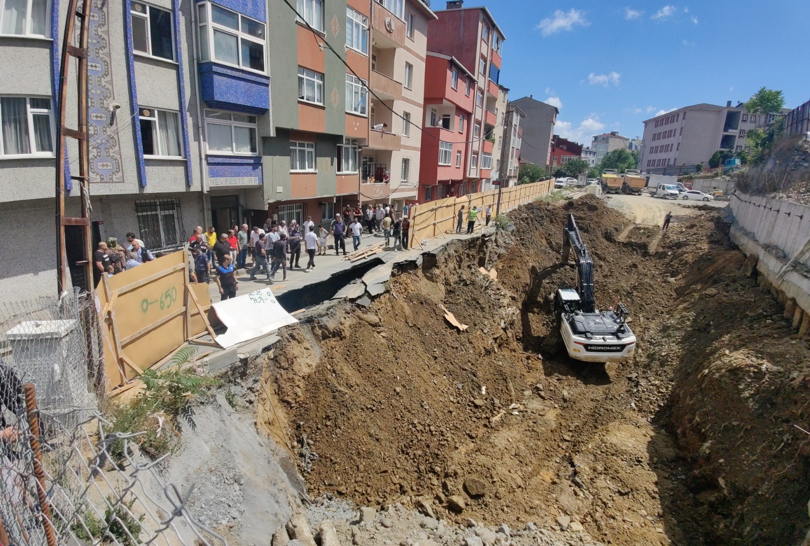 Sarıyer’de inşaat temeli atılırken yol çöktü. Vatandaşlar tepki gösterdi