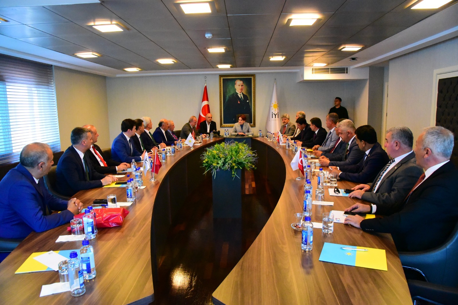 Akşener partisinin belediye başkanlarıyla buluştu