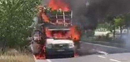 D100 Karayolu'nda kamyonet yangını 