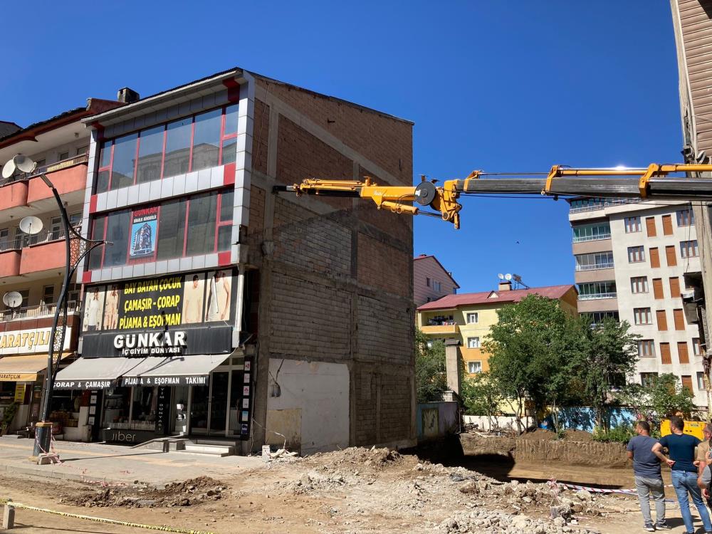 Bitlis'te devrilecek binaya fıkra gibi çözüm. İnanılır gibi değil