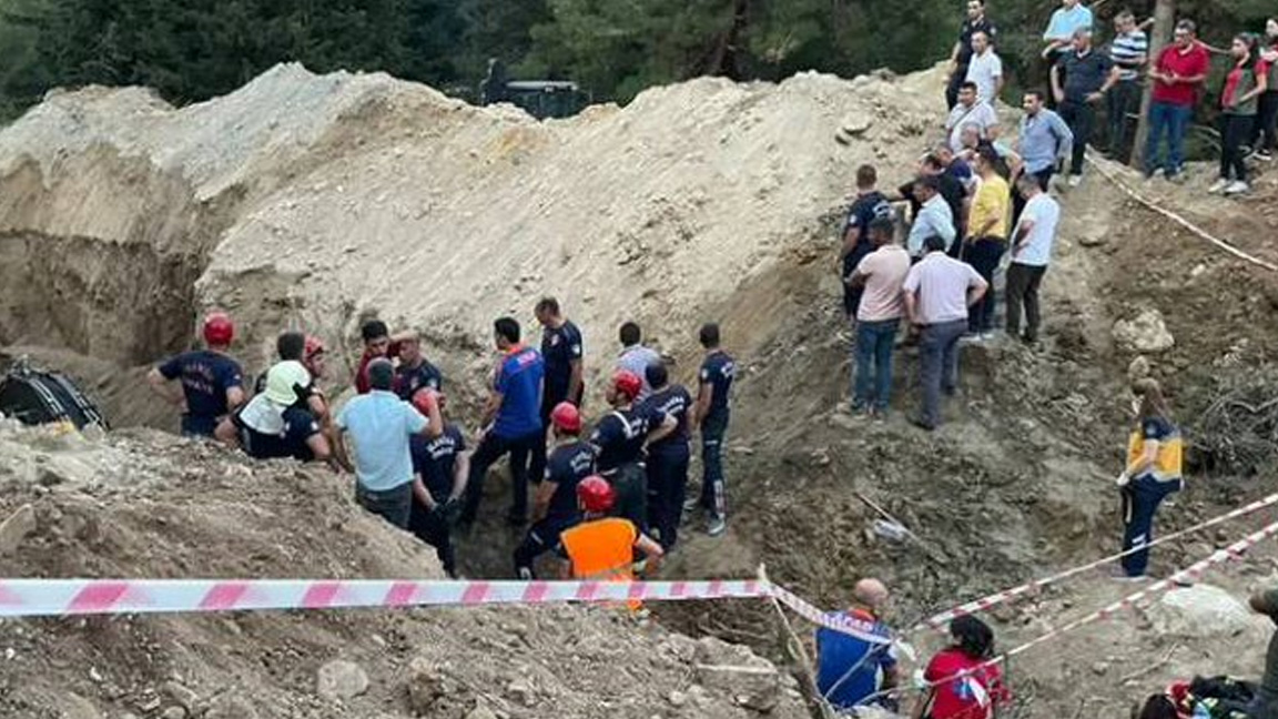 Manisa'da su hattı kazı çalışmasındaki göçükte 1 işçi hayatını kaybetti