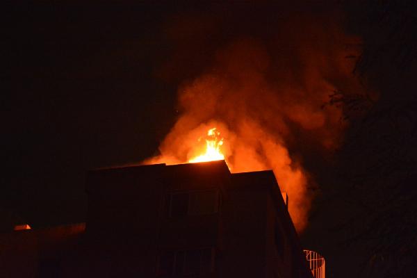 Kadıköy'de korkutan yangın: 11 katlı binanın çatısı alevlerle kaplandı