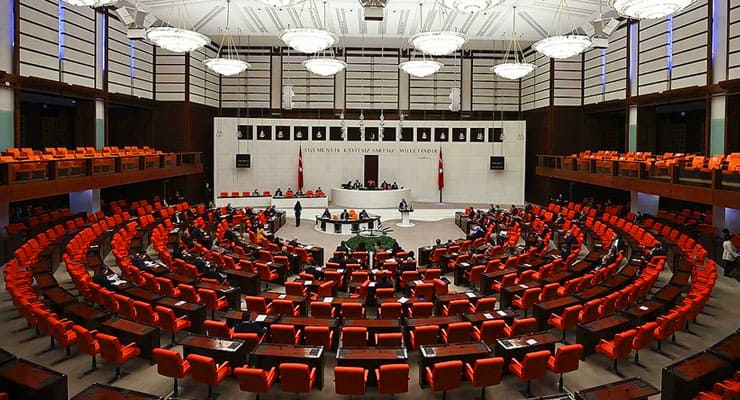 AKP’nin Meclis tatilini erteleme önerisi kabul edildi