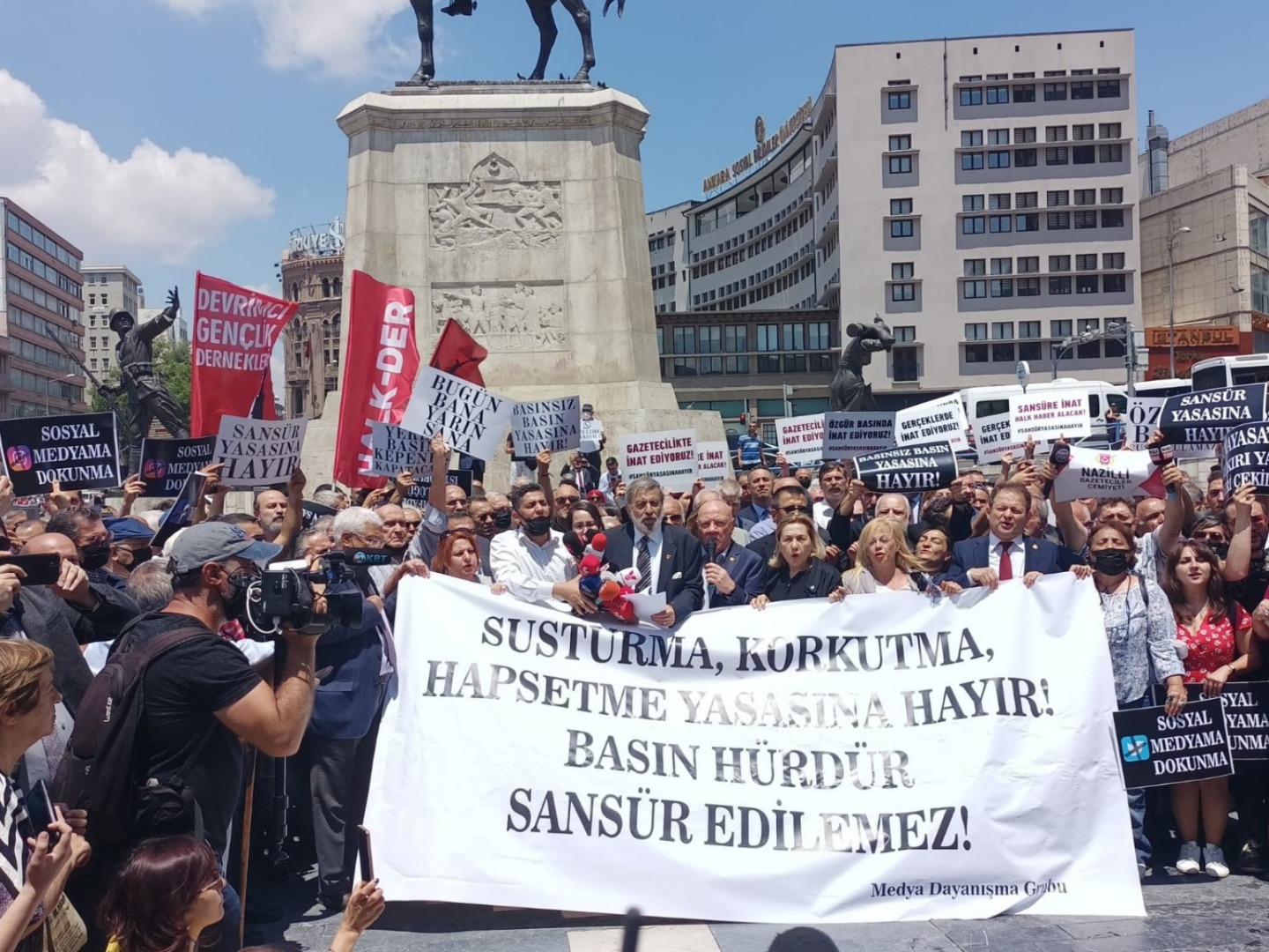 Gazeteciler Ankara'da sansür yasasına hayır dedi