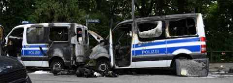 Almanya'da G-7 toplantısı öncesi 8 polis aracı kundaklanarak, yakıldı