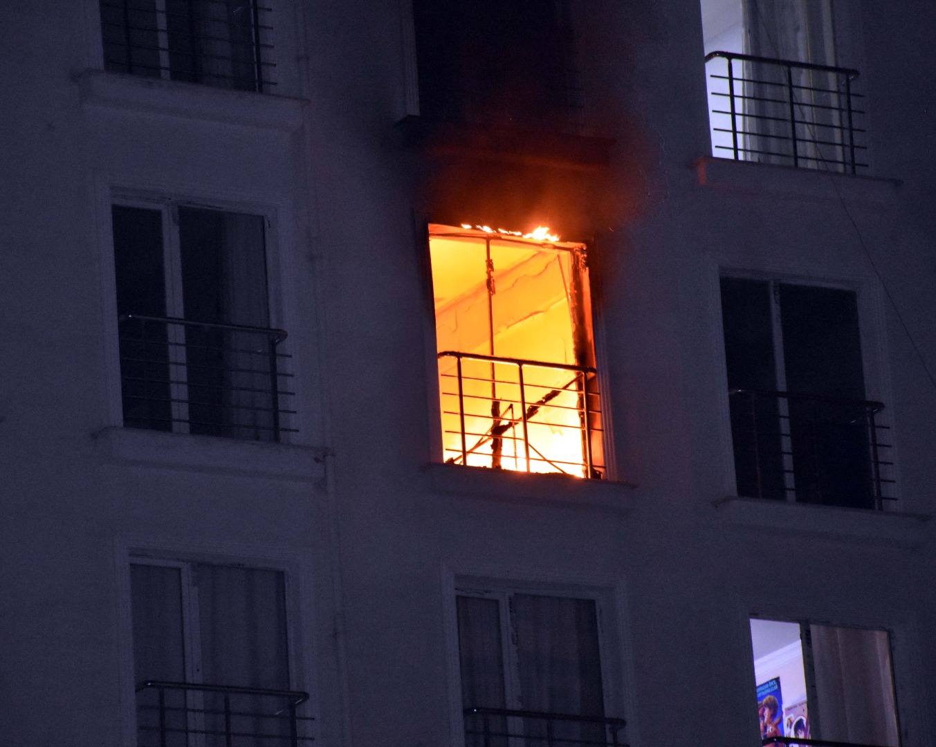 Kırıkkale'de yangın: Pencereden atlayan bir kişi ağır yaralandı