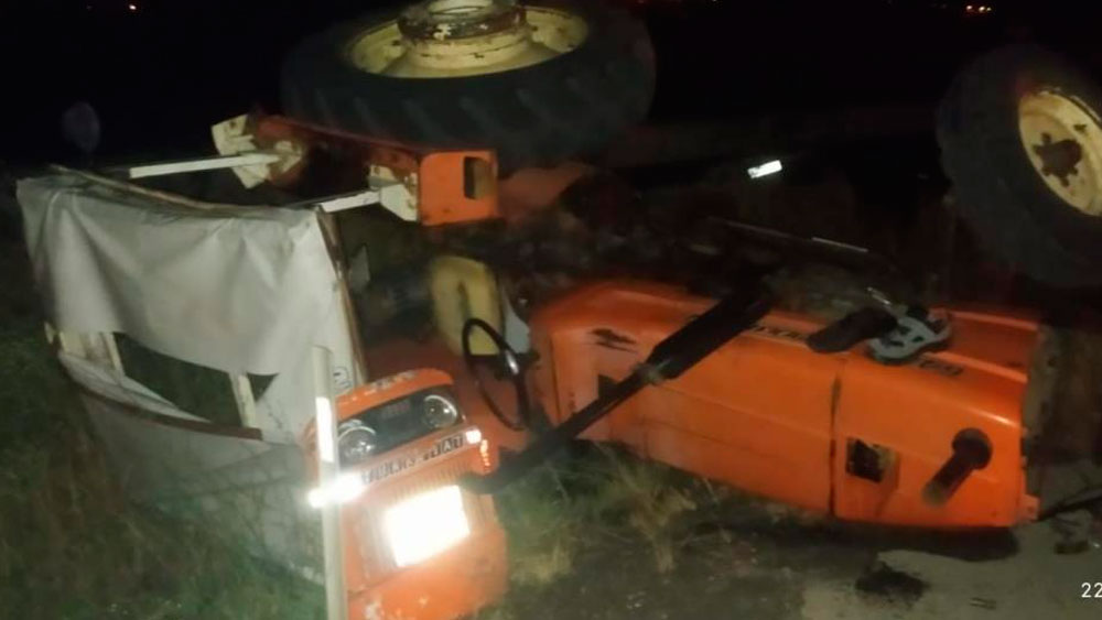 Hafif ticari araç ile traktör kazası: 4 yaralı