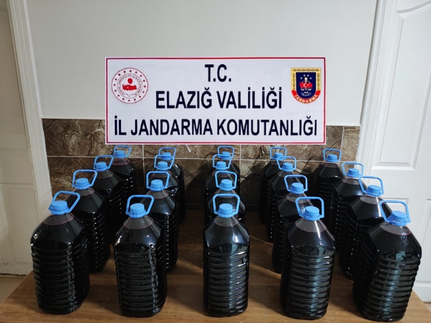 Elazığ’da kaçak içki operasyonu: 100 litre kaçak şarap ele geçirildi