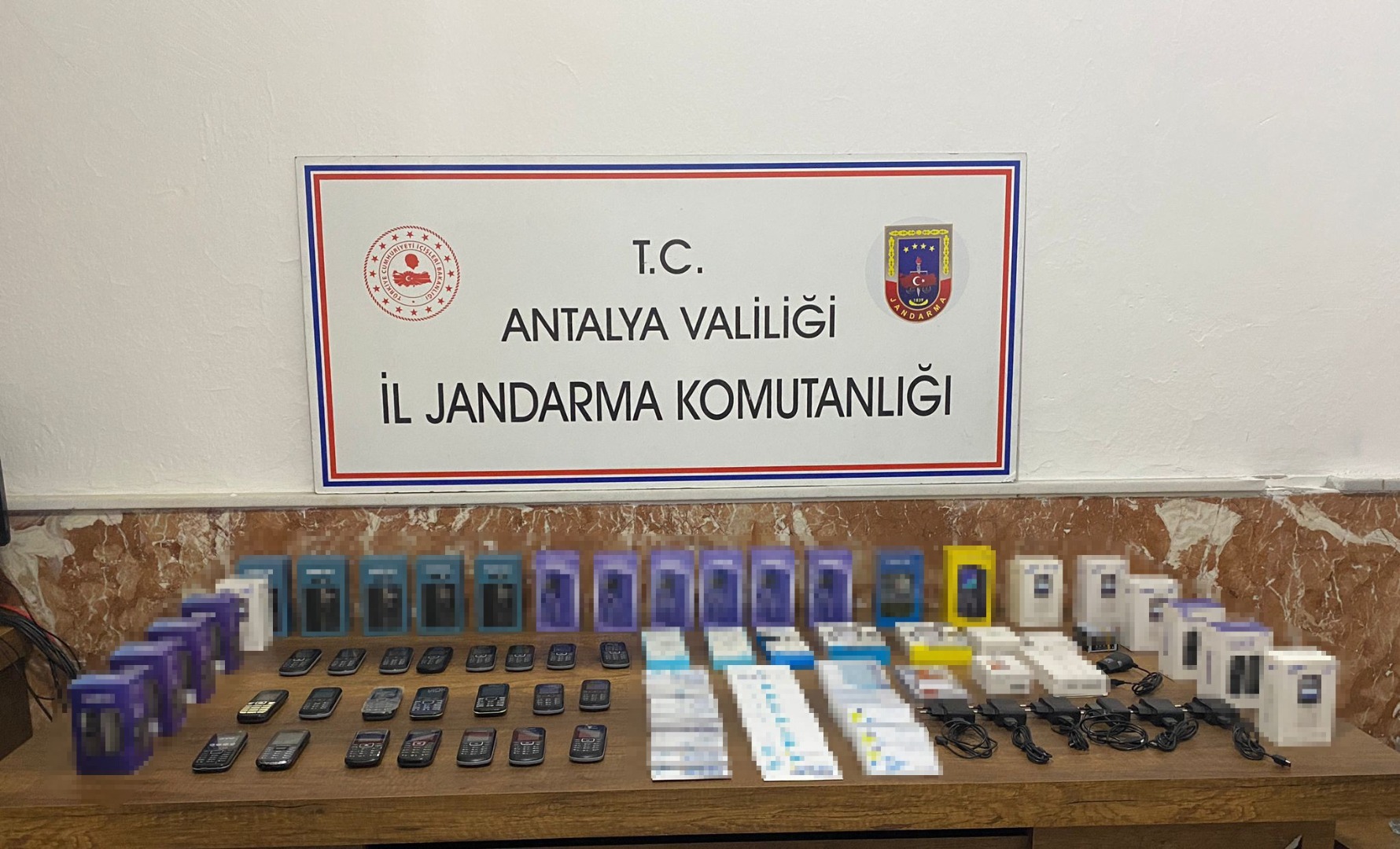 Antalya'da 46 adet kaçak cep telefonu ele geçirildi