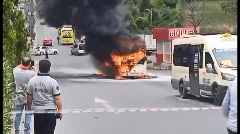 Bağcılar'da minibüs alev alev yandı