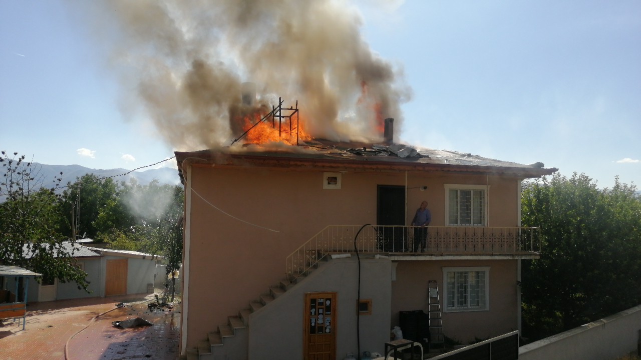 Erzincan'da iki katlı binanın çatısında yangın
