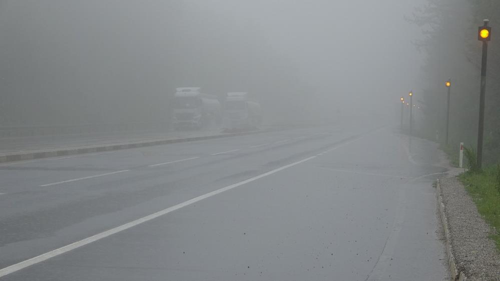  Bolu Dağı’nda şiddetli sağanak ve sis. Görüş mesafesi 10 metreye düştü