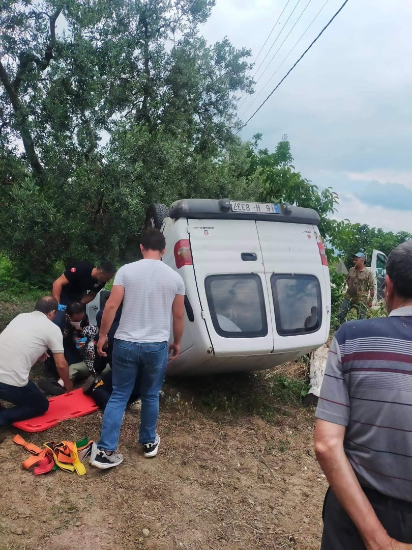 Bursa'da kontrolden çıkan minibüs tarlaya uçtu: 3 yaralı