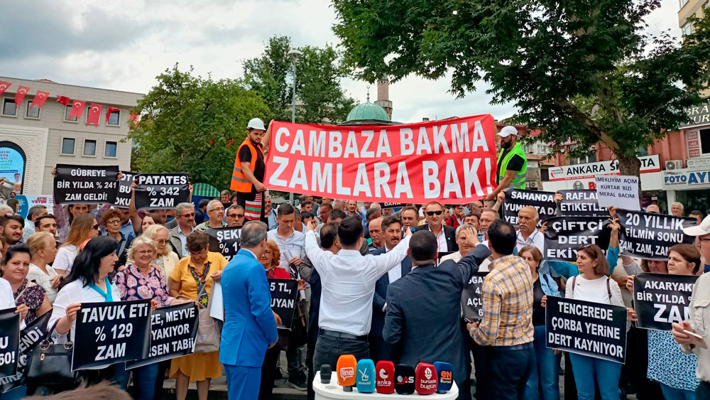 İYİ Parti’den “Tahta bacaklı hayat pahalılığı'' protestosu
