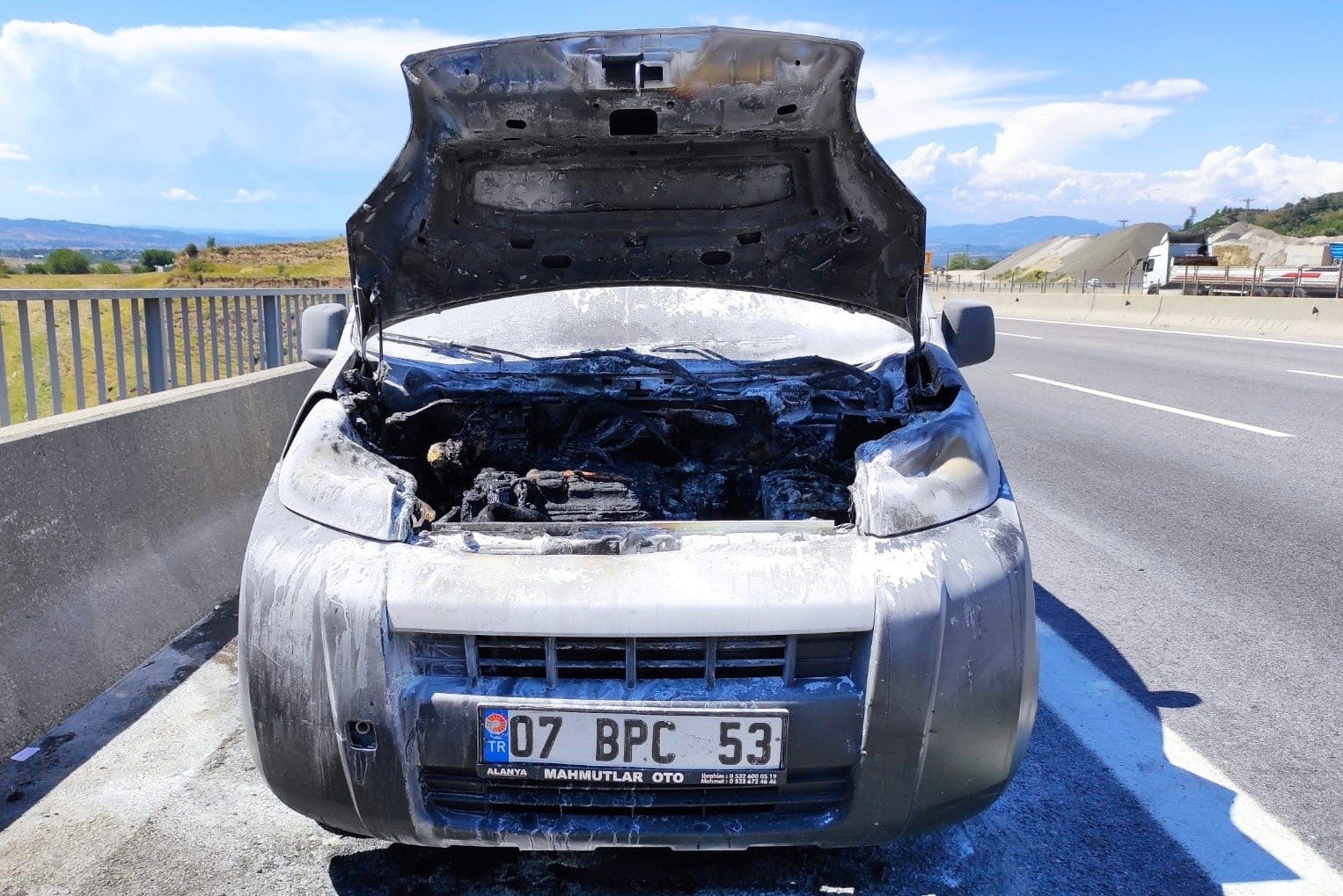 Seyir halindeki aracın motoru alev aldı