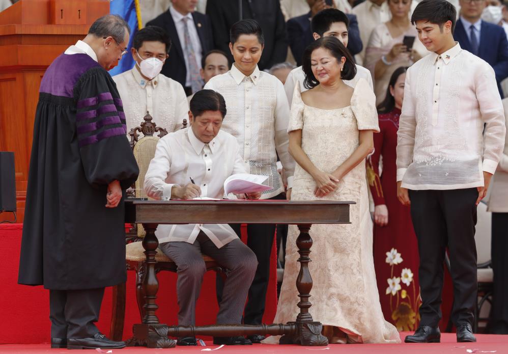 Diktatörün oğlu Filipinler Devlet Başkanı Marcos göreve başladı