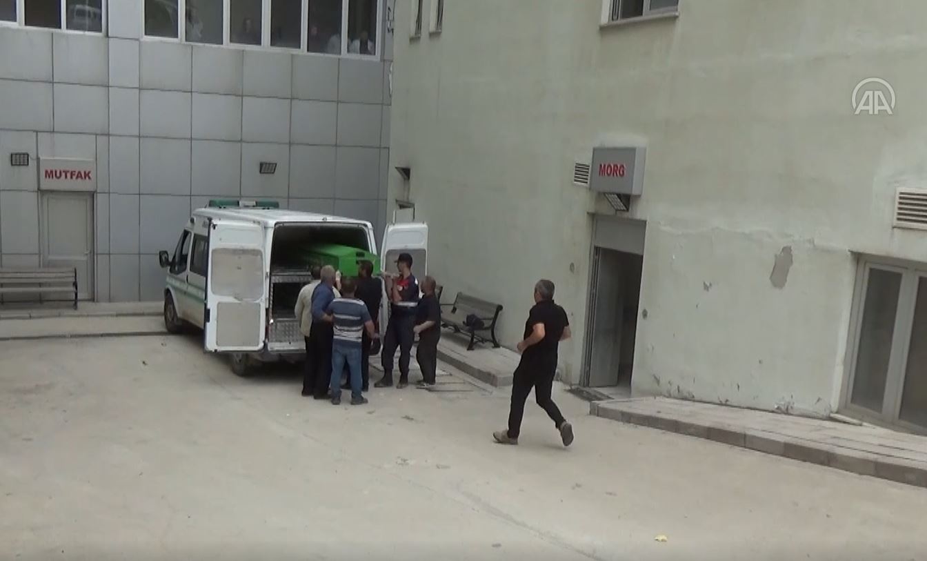 Tokat'ta minibüs kazasında hayatını kaybedenlerin cenazesi hastane morguna kaldırıldı