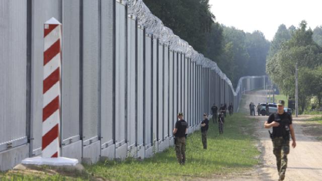 Polonya, Belarus sınırına ‘çelikten duvar’ ördü