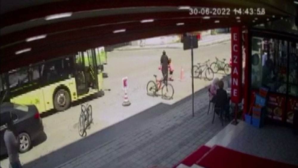 İETT otobüsü, karşıdan karşıya geçen kadın ve küçük kıza çarptı