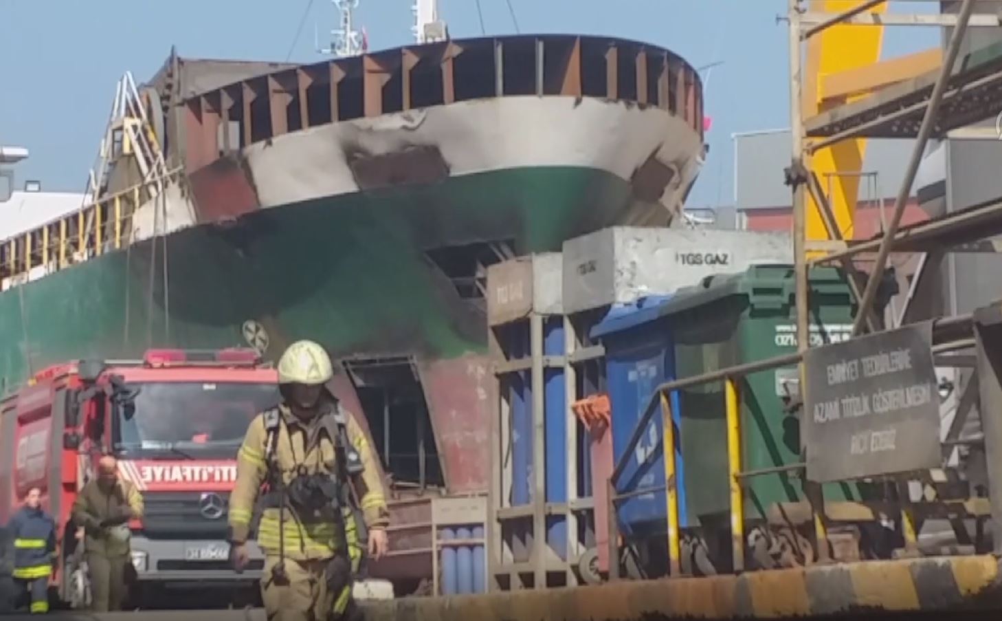 Tuzla'da gemide yangın