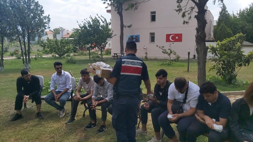 İzmir Jandarmasından düzensiz göçmen operasyonu 59 kişi yakalandı